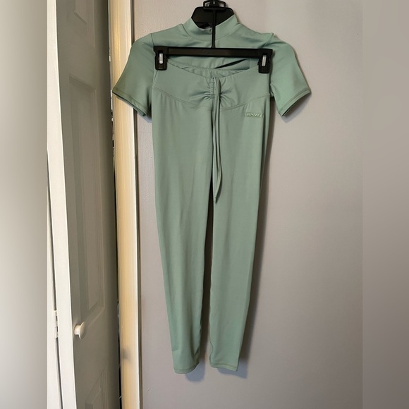 NWOT Bo + Tee Slinky Workout Set in Green - Picture 3 of 7